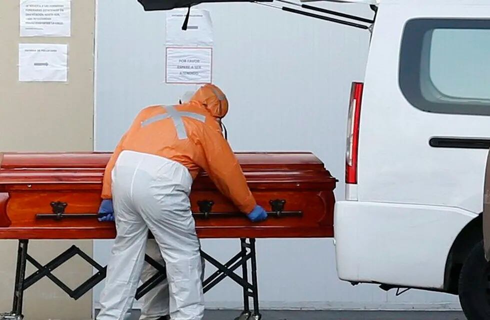 Chile reportó este sábado 7.144 fallecidos de covid-19 al incluir en un conteo oficial las muertes probables asociadas a la enfermedad y no sólo aquellas confirmadas con un exámen de PCR (hisopado), informaron las autoridades de Salud.