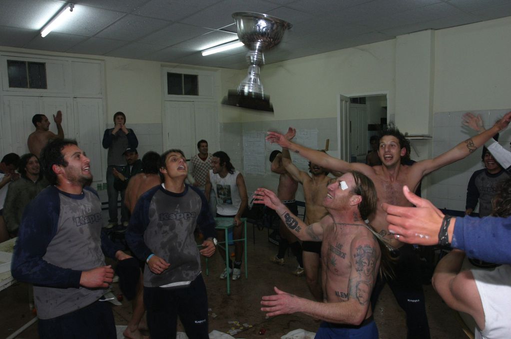 Delirante festejo en el vestuario local del Gargantini, tras el ascenso a la Primera B Nacional, con el "Lobo" Cordone como protagonista. 

