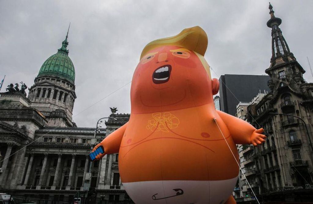 
Foto: AFP | Un globo representa al presidente de los Estados Unidos, Donald Trump, frente al edificio del Congreso en Buenos Aires el 29 de noviembre de 2018, como parte de la Cumbre de los Pueblos.
   