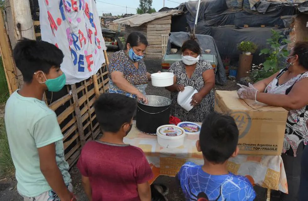 El merendero Granito de Fe asiste a casi 170 chicos, a quienes les entrega una ración de comida todos los martes y jueves. Con la lluvia, perdieron los alimentos y otras pertenencias de la casa. Foto: José Gutiérrez / Los Andes.