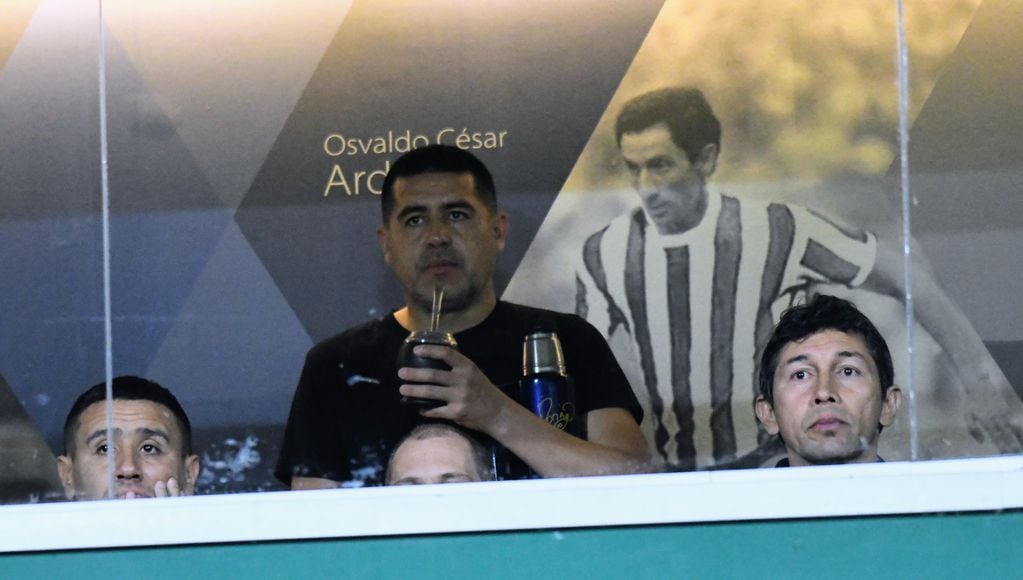 Juan Román Riquelme, el hombre fuerte del fútbol de Boca, acompañado por Jorge Bermúdez. (Fotobaires)