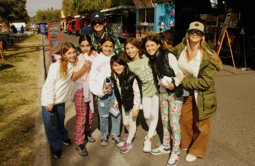 Bianca, Rosario, Paulina, Mercedes, Catalina y Julieta junto Andrea Bécares y Ariadna Martín.