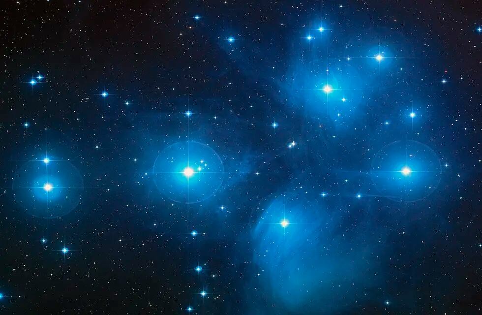 Cúmulo estelar Las Pléyades que se estuvo observando. Se trata de una aglomeración que contiene estrellas calientes de corta edad, ubicadas en la constelación de Tauro. Foto: Nasa, Esa, Aura/Caltech, Palomar Observatory.