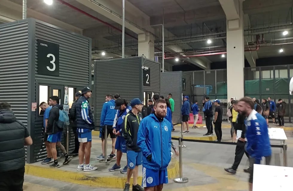 El viaje de los hinchas de Godoy Cruz a Chile por el partido frente a Colo-Colo por la Copa Libertadores. En la aduana, los infaltables controles. (Los Andes)