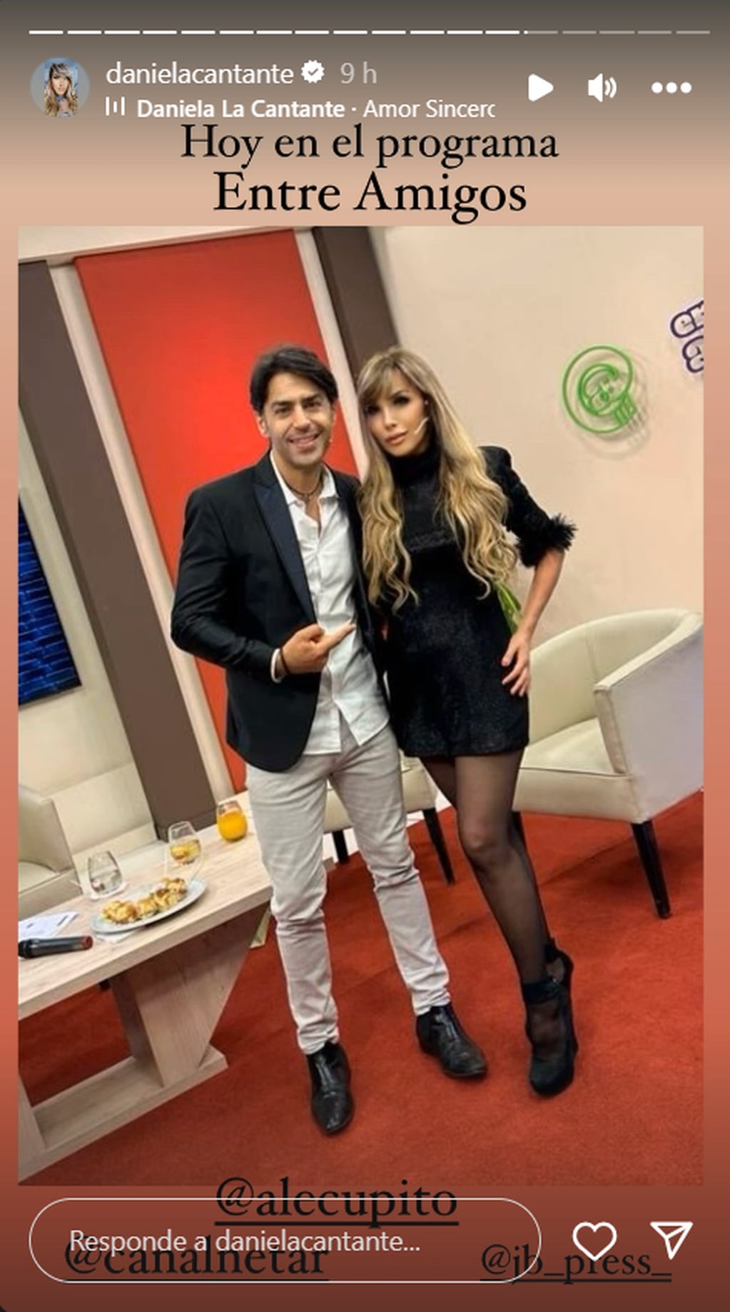 Daniela, la cantante y ex pareja de Milei, invitada a canal Net, el día de la asunción del flamante presidente