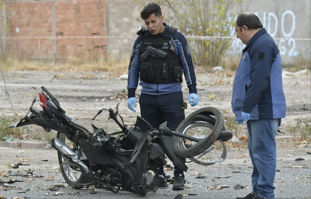 Los peritos trabjando en el accidente en que padre e hija murieron en Las Heras. / Orlando Pelichotti - Los Andes