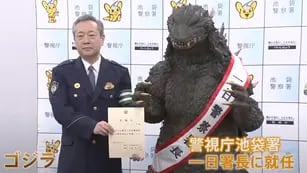 Estrenó nueva profesión: Godzilla fue nombrado jefe de policía en Tokio por un día