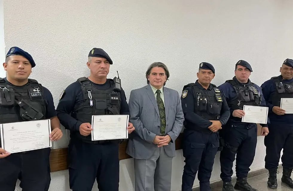 Marcelo Puertas, titular de la IGS, con los policías de Luján.