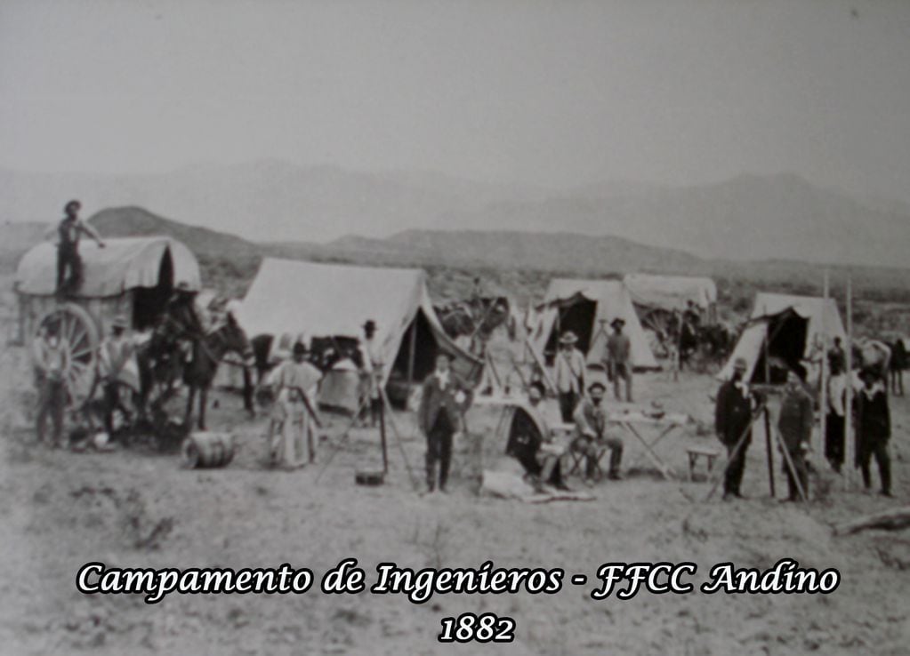 Manuel Chalabe recolectó imágenes del pueblo desde el siglo XIX hasta la actualidad. Campamento del ferrocarril. Archivo Manuel Chalabe.