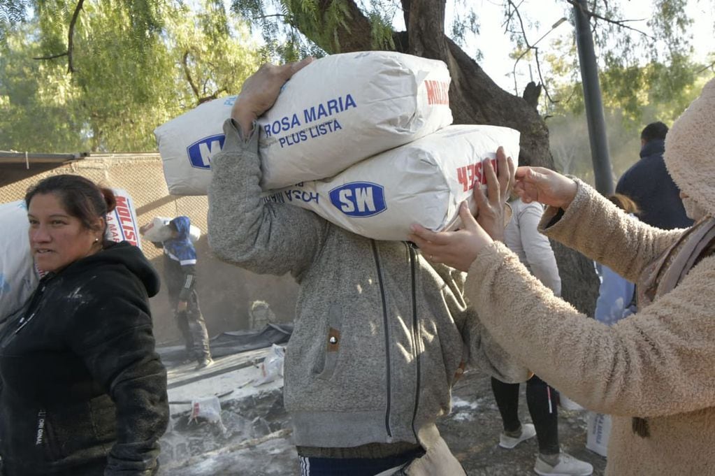 Volcó un camión con 800 bolsas de harina en el Parque y la gente se llevó todo (Orlando Pelichotti / Los Andes)