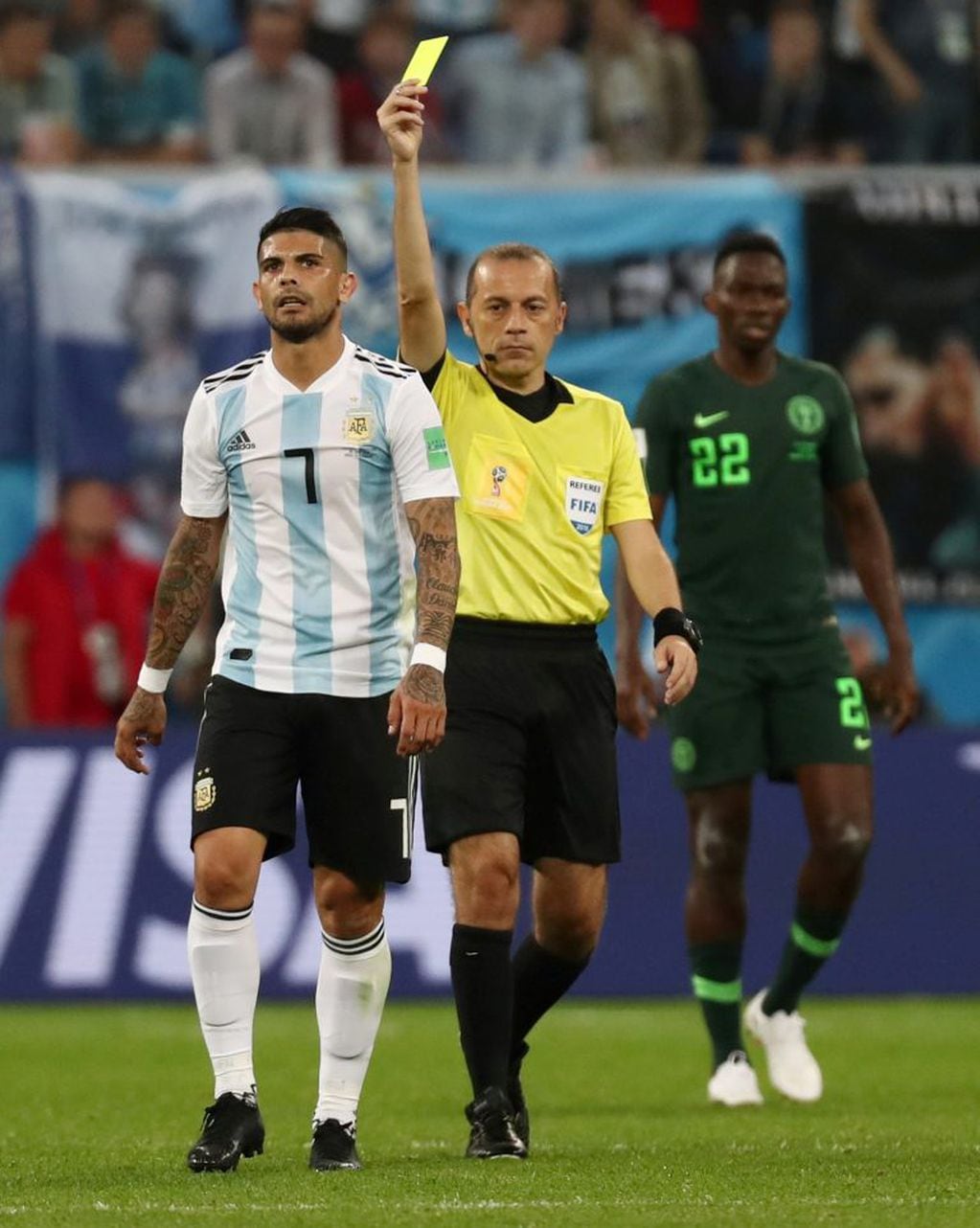 Soccer Football - World Cup - Group D - Nigeria vs Argentina - Saint Petersburg Stadium, Saint Petersburg, Russia - June 26, 2018   Argentina's Ever Banega is shown a yellow card by referee Cuneyt Cakir         REUTERS/Sergio Perez