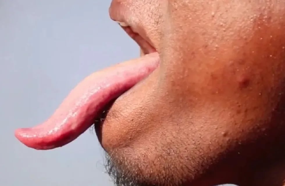 K Praveen, el joven de India que asegura tener la lengua más larga del mundo: 10,8 centímetros de largo (Web)