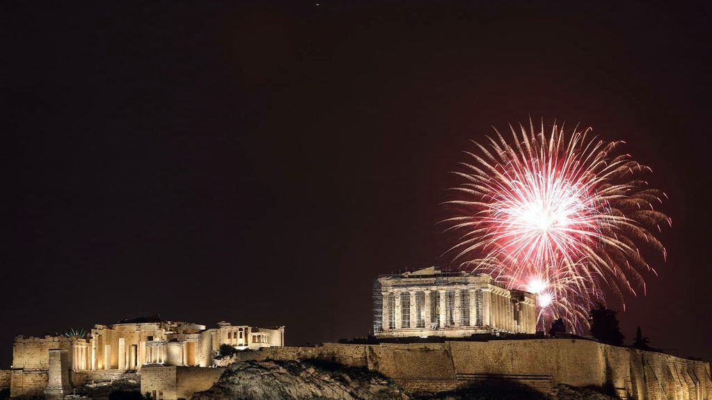 Fuegos artificiales iluminan el cielo de Atenas (Grecia) sobre la Acrópolis para dar la bienvenida al 2024 durante las celebraciones de Año Nuevo en la madrugada del 31 de diciembre de 2023 al 1 de enero de 2024. EFE/ George Vitsaras