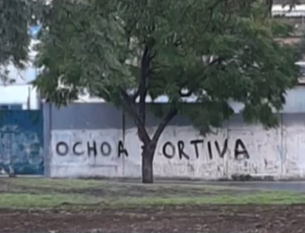 Pintadas en contra del gremialista Carlos Fabián Ochoa en paredes cercanas a la sede del Sindicato. Foto: Gentileza TN