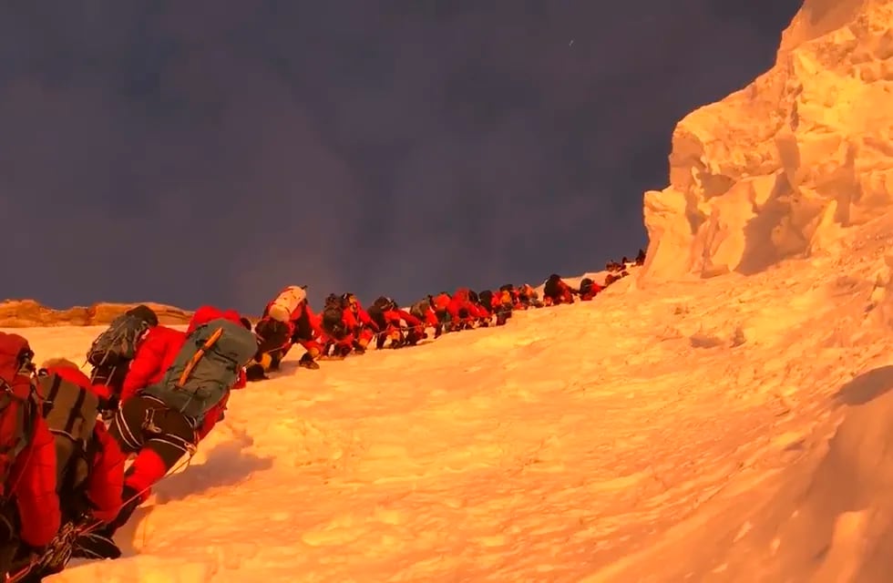145 personas subieron en un día el K2, la montaña más difícil del mundo, y quedaron atascadas en el lugar más peligroso.