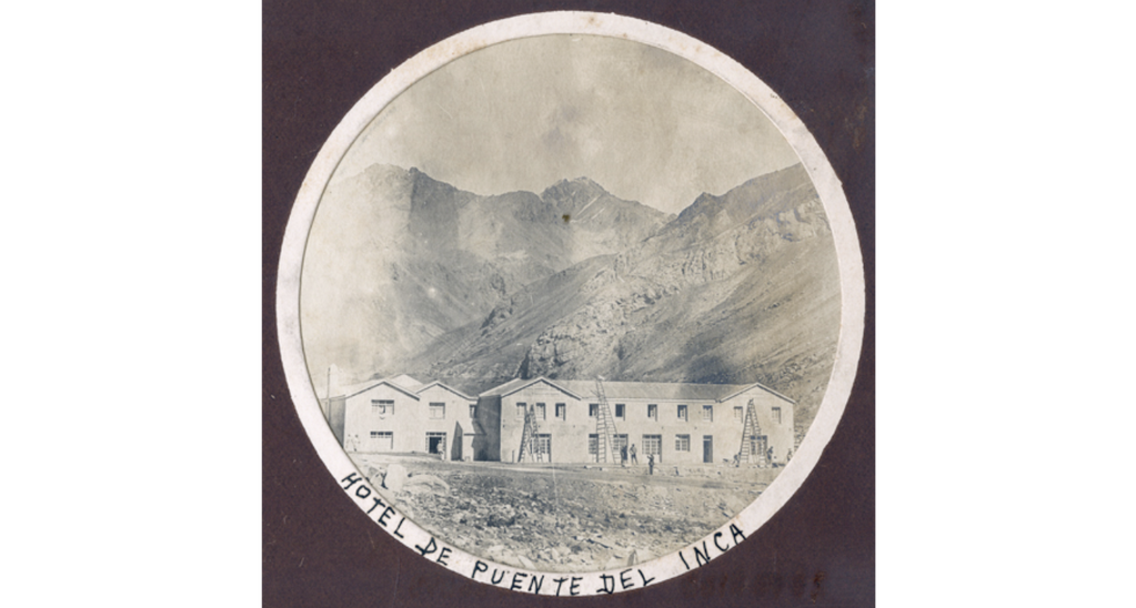 Construcción del Hotel Puente del Inca, hacia 1903. Fuente: Biblioteca Nacional Mariano Moreno.