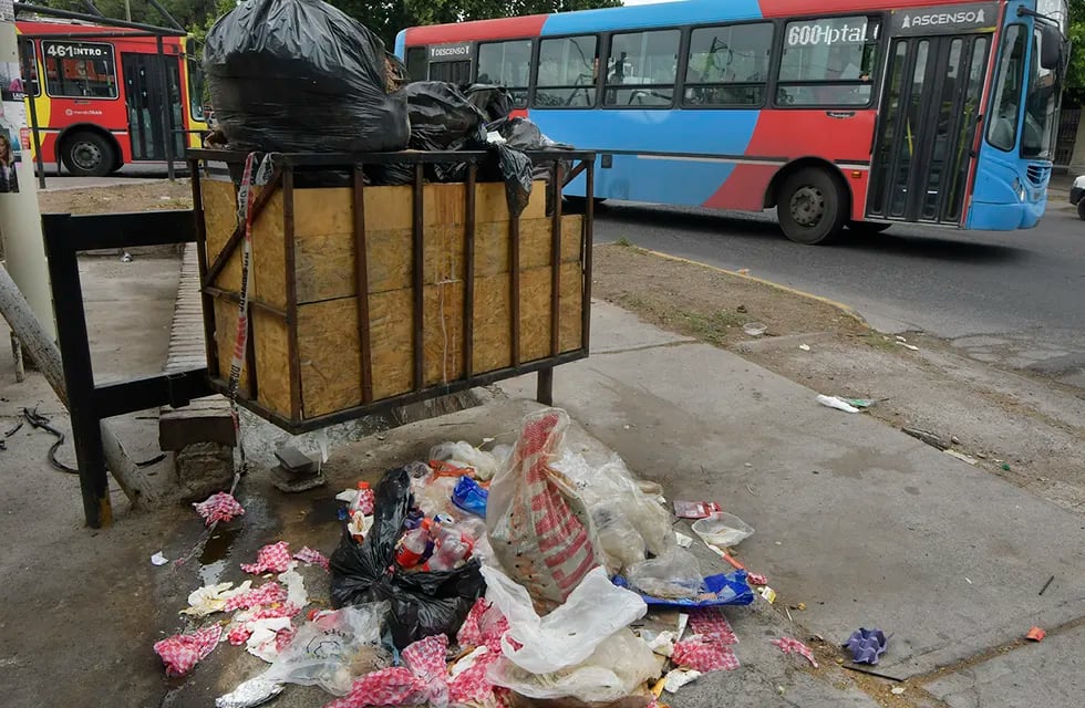 La basura colapsó las calles de Las Heras
Foto: Orlando Pelichotti