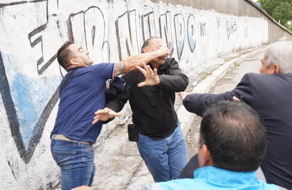Así agredieron a Sergio Berni, ministro de Seguridad bonaerense, en la protesta por el colectivero asesinado (Foto: Maxi Failla / Clarín)