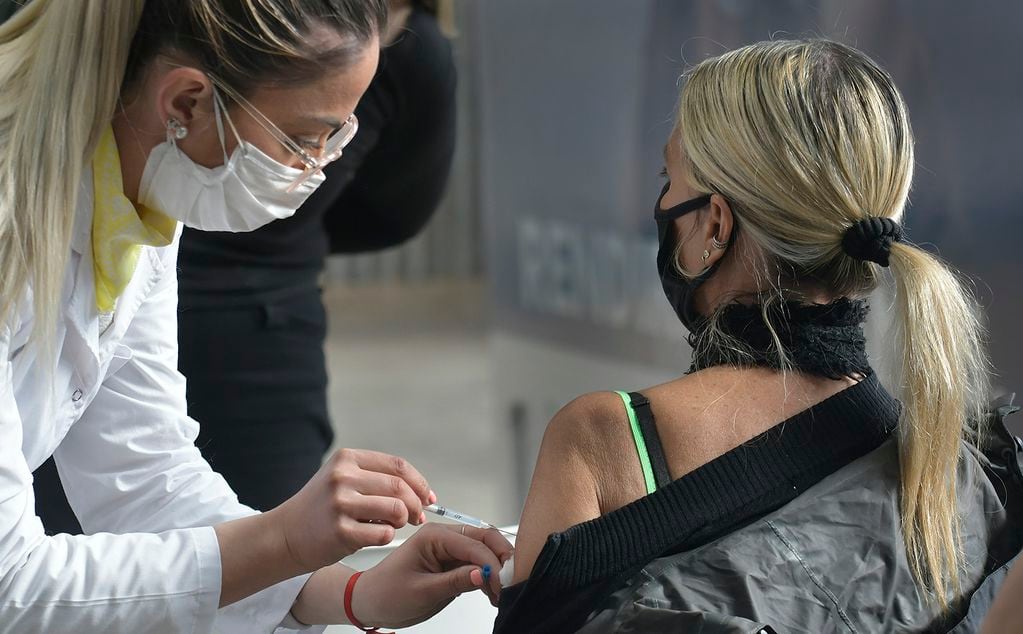 Vacunación contra el Covid-19 en Mendoza - Foto: Orlando Pelichotti / Los Andes 