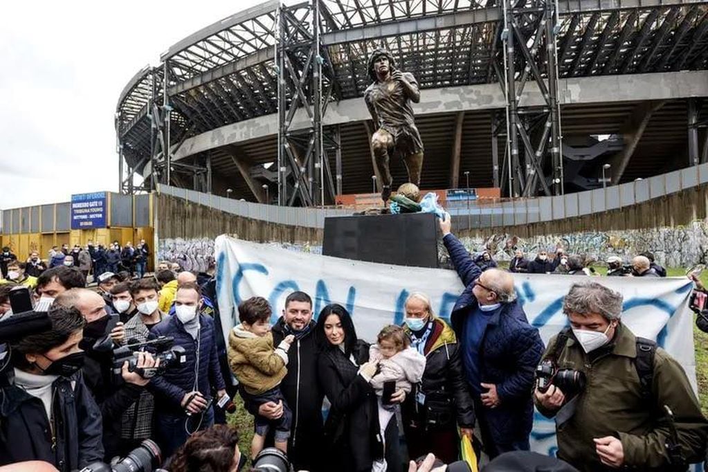La estatua de Maradona a las afueras del estadio del Napoli