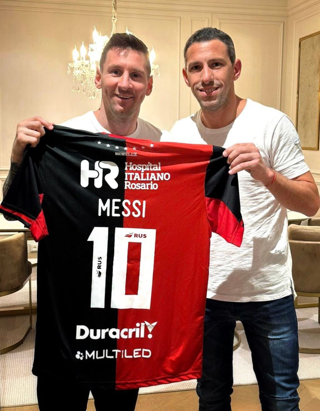 Maxi Rodríguez le regaló a Lionel Messi la nueva camiseta oficial de Newell's Old Boys.