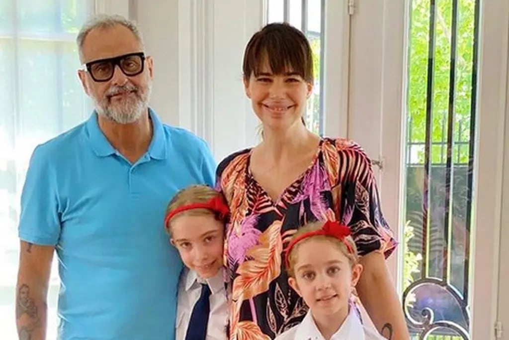 Jorge Rial, junto a Romina Pereiro y sus hijas