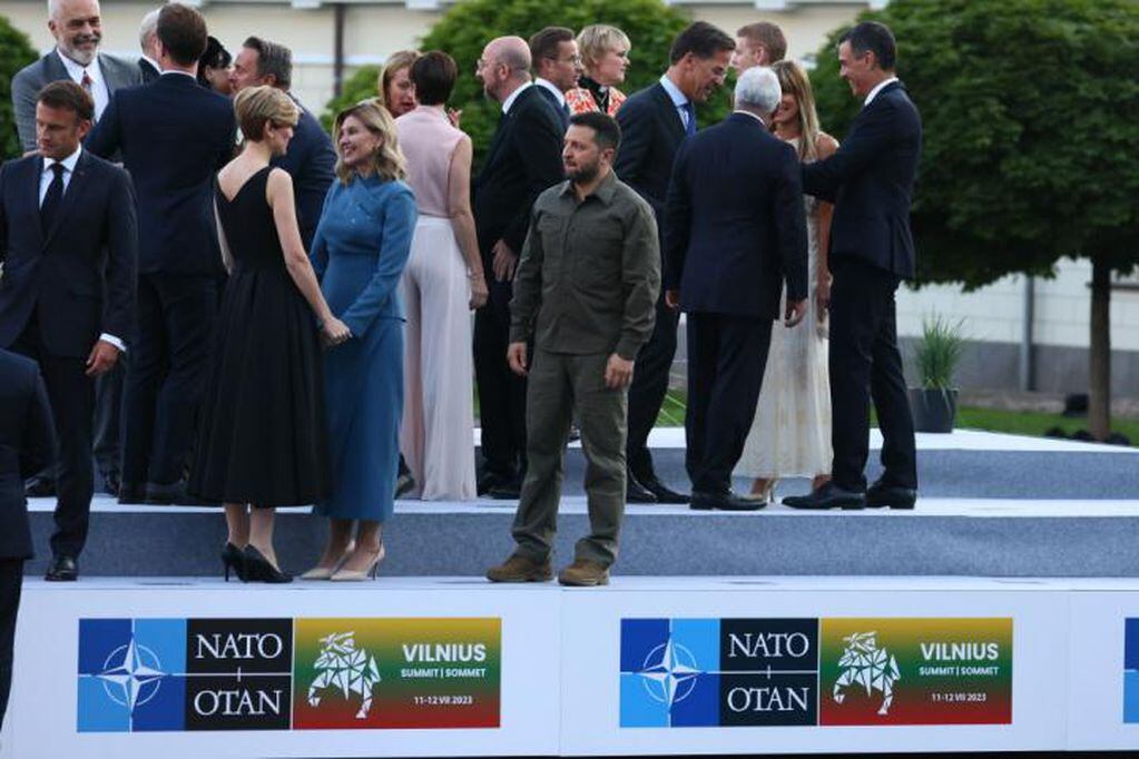 El presidente de Ucrania, Volodimir Zelenski, solo mientras su esposa Olenka saluda entre mandatarios miembros de la OTAN en Vilna, Lituania, el pasado miércoles 12 de julio.