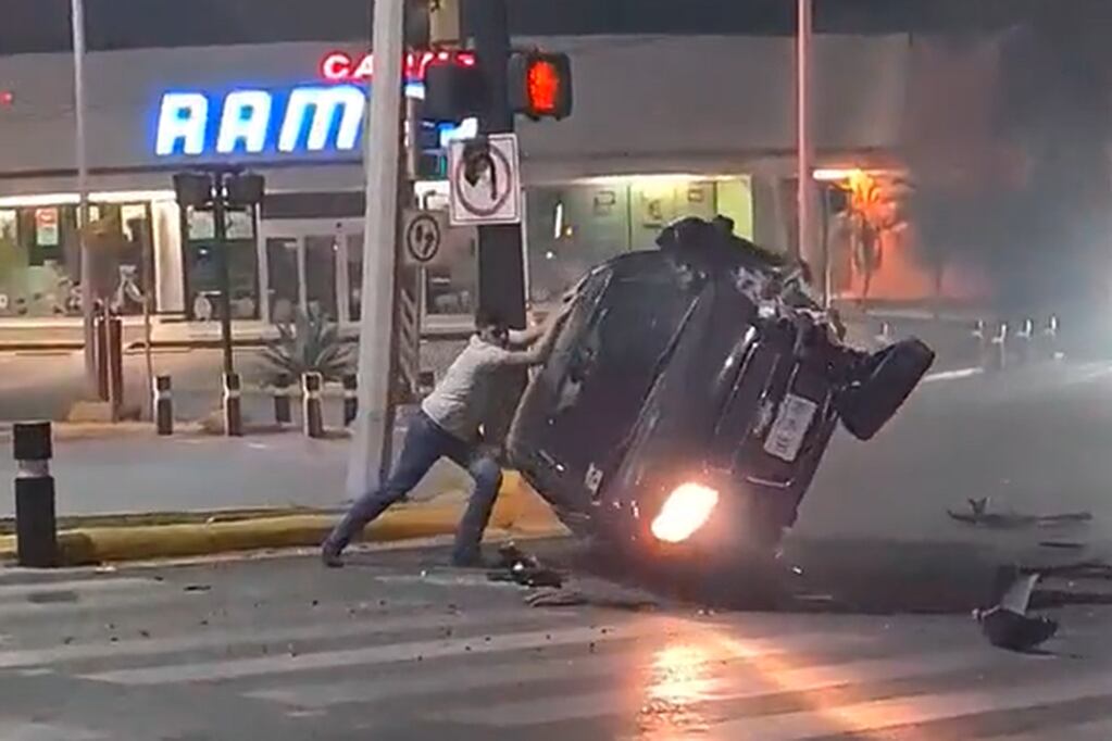 El sujeto utilizó sus propias manos para dar vuelta su auto tras el accidente en las calles de México. Foto: Captura de video
