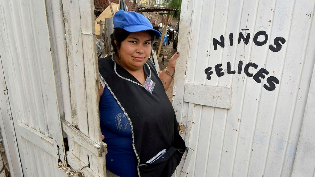 Día de la mujer
Romina Carrizo trabaja en el comedor comunitario Niños Felices en el Barrio Sol y Sierra, de Godoy Cruz
Foto: Orlando Pelichotti