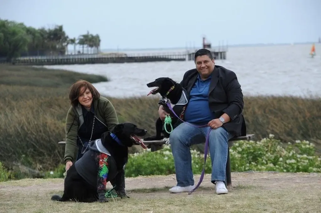 Amorina Abascoy y Emmanuel Medina comparten la tenencia de sus perros Kiara y Popeye. Foto: Julio Sanders.