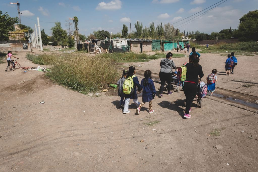 La AUH la debe cobrar quien se encarge del cuidado de los niños a diario. Foto: Ignacio Blanco/Los Andes