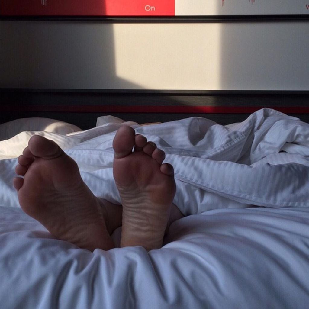 Un estudio reveló si es mejor dormir con o sin medias.
