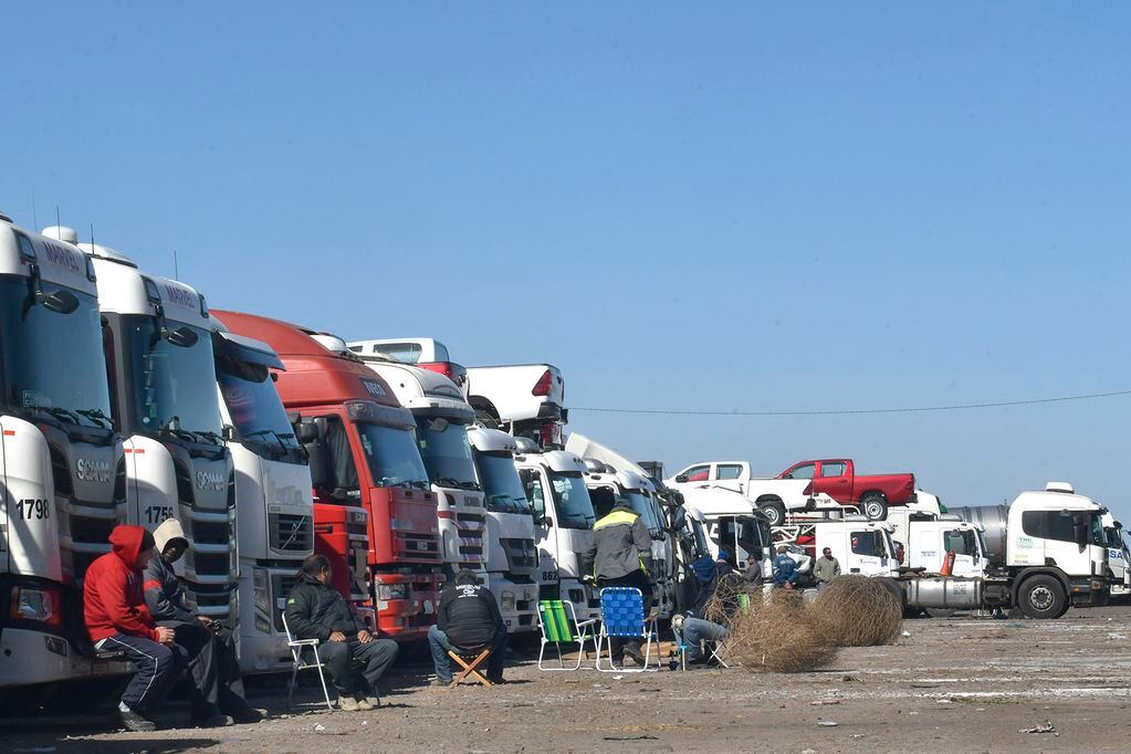 Cientos de camioneros aguardan en las playas de estacionamiento de camiones en la zonda de Destilería. Foto: Orlando Pelichotti / Los Andes