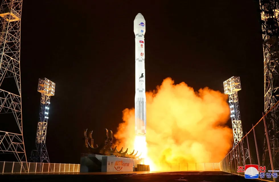 Se lanza un cohete que transporta un satélite espía Malligyong-1, como afirma el gobierno de Corea del Norte, en una ubicación indicada como Provincia de Gyeongsang del Norte, Corea del Norte, en esta imagen obtenida el 21 de noviembre de 2023.  KCNA