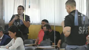 Yamil Rosales (a la izquierda, de barba sentado) junto a Diego Barrrera, con barbijo. Dos de los acusados del por el secuestro y muerte de Diego Aliaga. (Gentileza Los Andes/Ignacio Blanco)