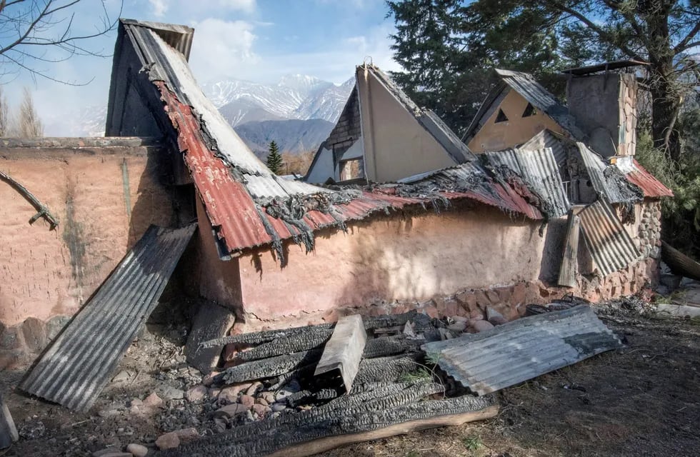 Casas e ilusiones arrasadas por el fuego en villas de Potrerillos 