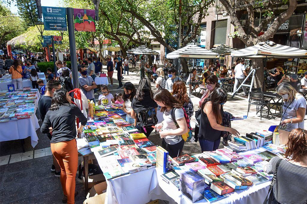 Ayer se realizó una nueva edición de la Peatonal del Libro en el Centro. La oferta resultó atractiva para cientos de lectores. Foto: Mariana Villa / Los Andes
