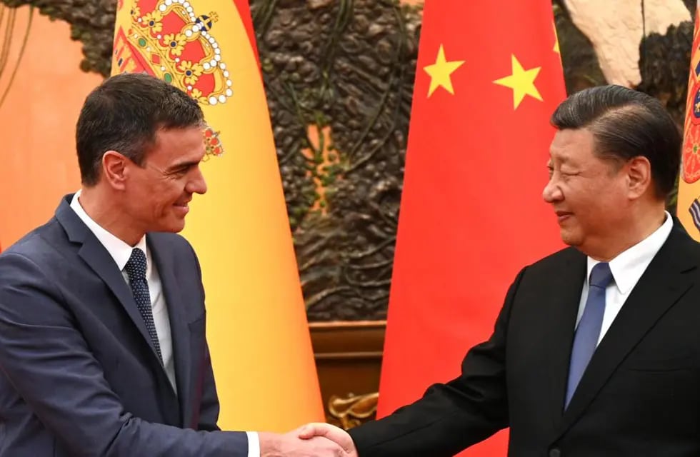 El presidente del gobierno español, Pedro Sánchez, y su homólogo chino, Xi Jinping, reunidos en Pekín este viernes.