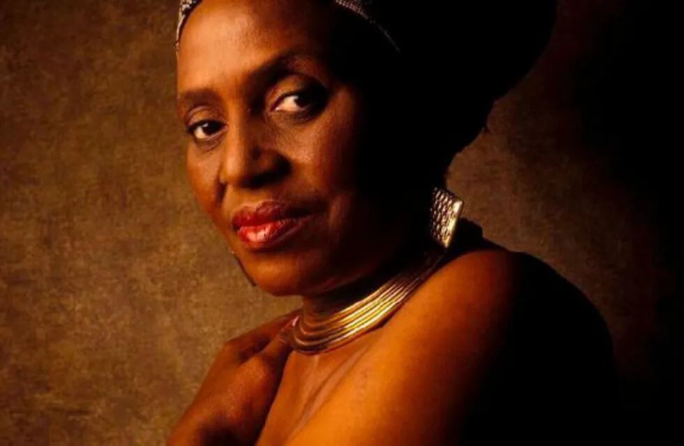 Miriam Makeba: la negra que unió su voz a la causa de Nelson Mandela, y lo pagó caro