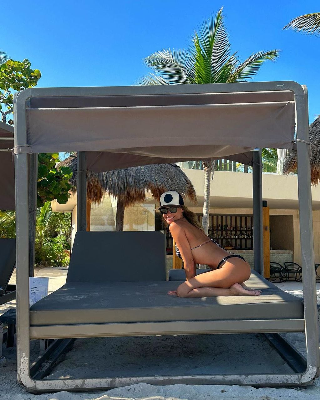 Pampita lució una bikini xxs y paralizó las playas de México