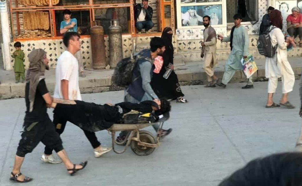 Las imágenes tras el doble atentado suicida en Kabul, Afganistán. / Twitter @BarzanSadiq 
