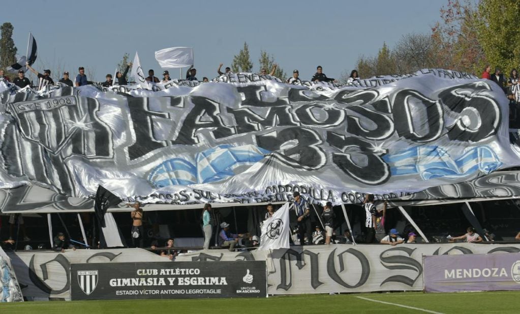 El público de Gimnasia respondió en gran número y realizó una verdadera fiesta en el estadio Víctor Legrotaglie. / Orlando Pelichotti (Los Andes).