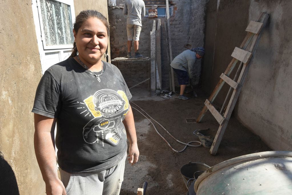 La falta de trabajo impulsó a Verónica Ibarra a empezar a trabajar como albañil. 