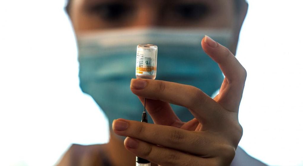La OMS dijo que las vacunas chinas Sinopharm y Sinovac requieren tres dosis.