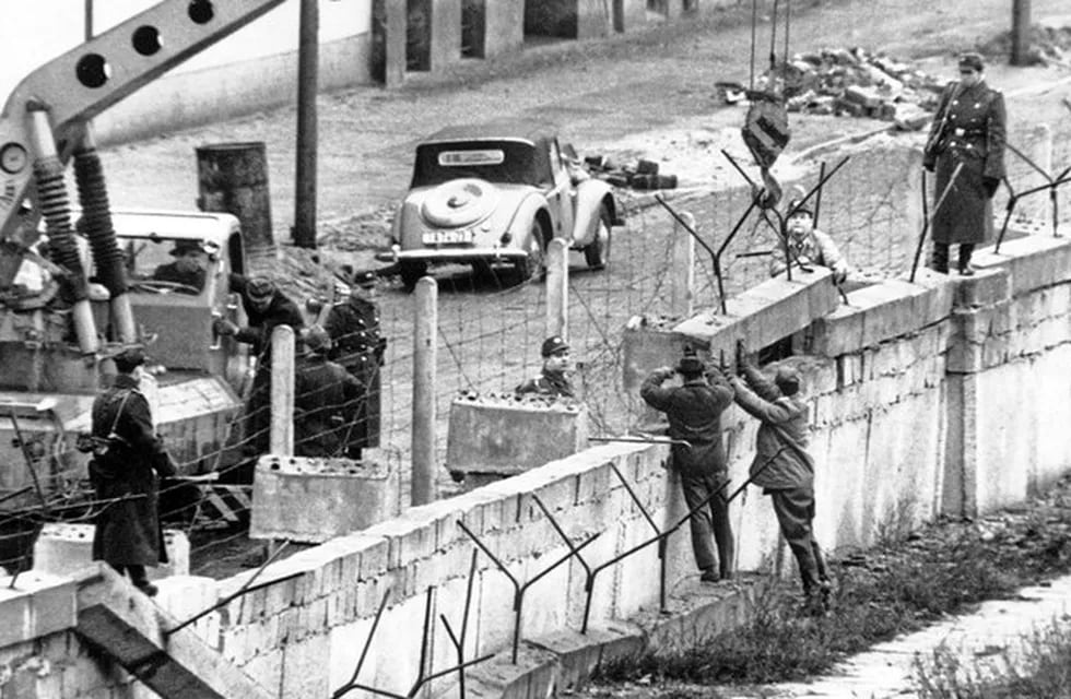 Soldados soviéticos construyendo el Muro. / Gentileza