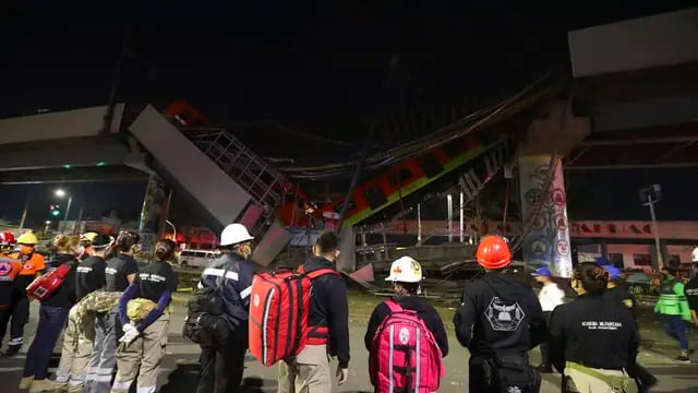 Colapsó un puente del metro en la Ciudad de México y murieron 23 personas