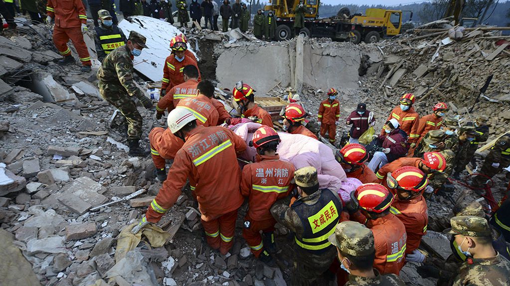 “Las operaciones de rescate continúan y está en curso una investigación para determinar las causas del drama”. 
