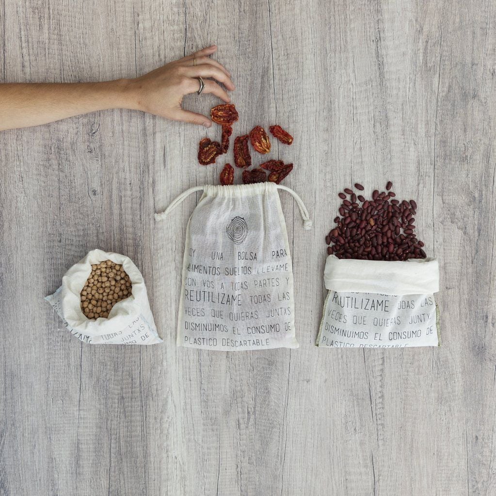 El uso de bolsas de tela para la compra a granel volvió para quedarse. Un antiguo hábito para poner en práctica y evitar las bolsas de plástico.