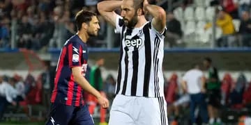 Juventus, líder, no pasó del empate ante el humilde Crotone y el Napoli quedó a 4 puntos. Quedan 5 fechas por jugar. 