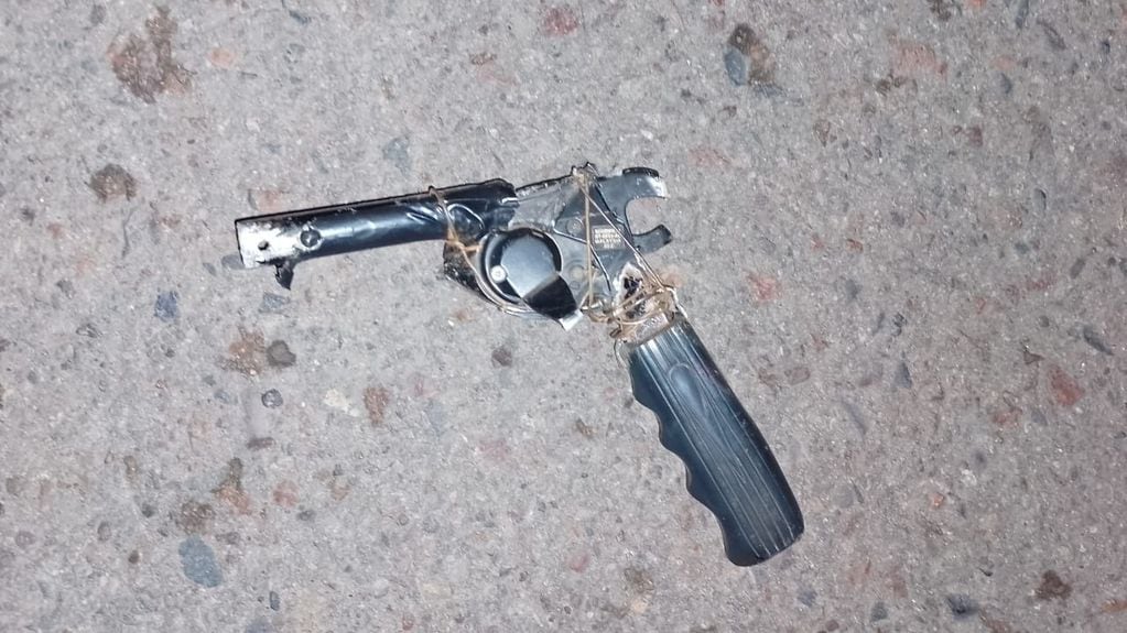 La pistola elaborada con un manubrio de bicicleta. Foto: Policía de Mendoza.